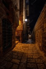 vista-nocturna-callejones-historico-puerto-viejo-jaffa-israel_645882-4444.jpg